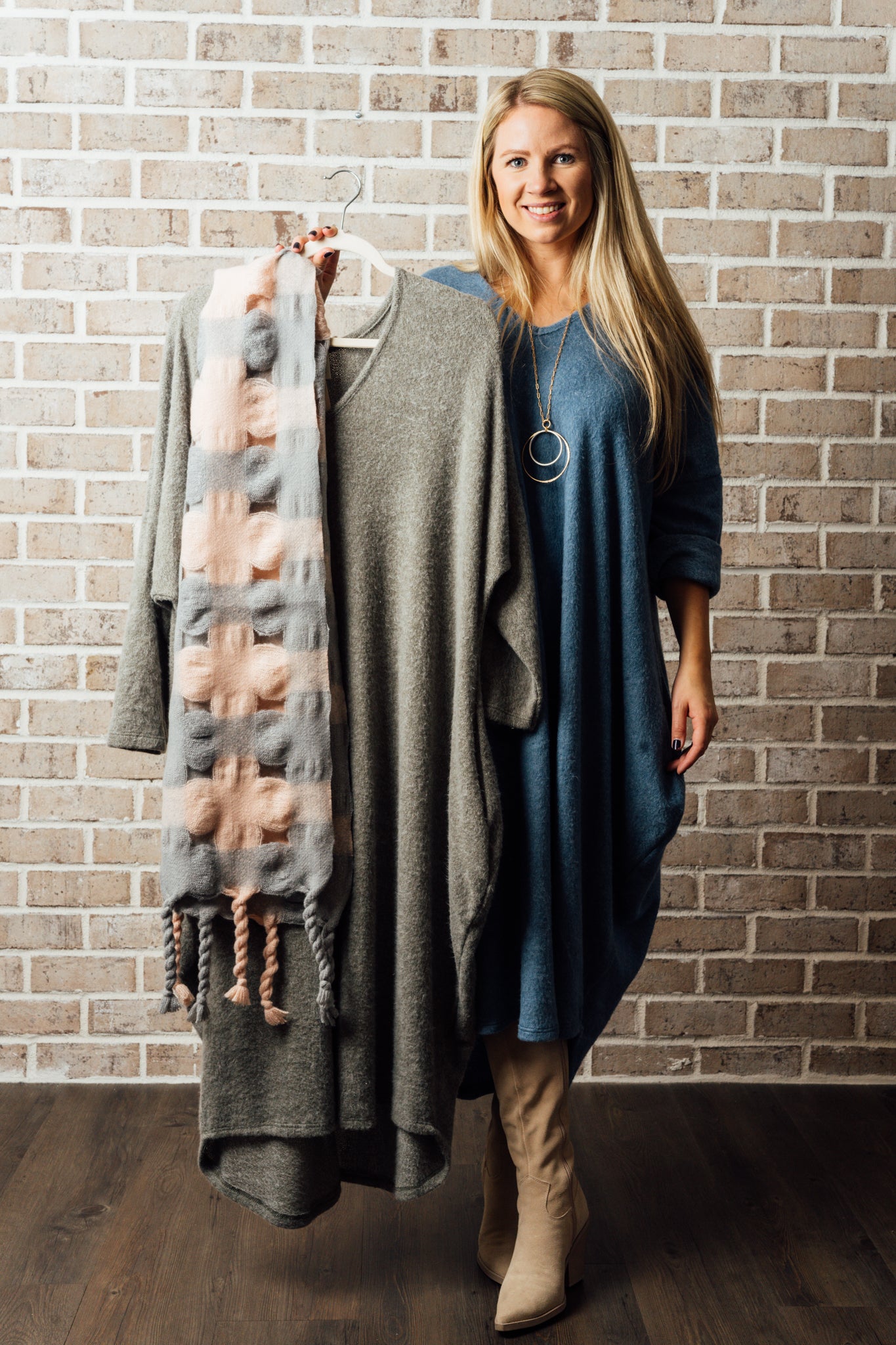 C/L VNECK SWEATER DRESS