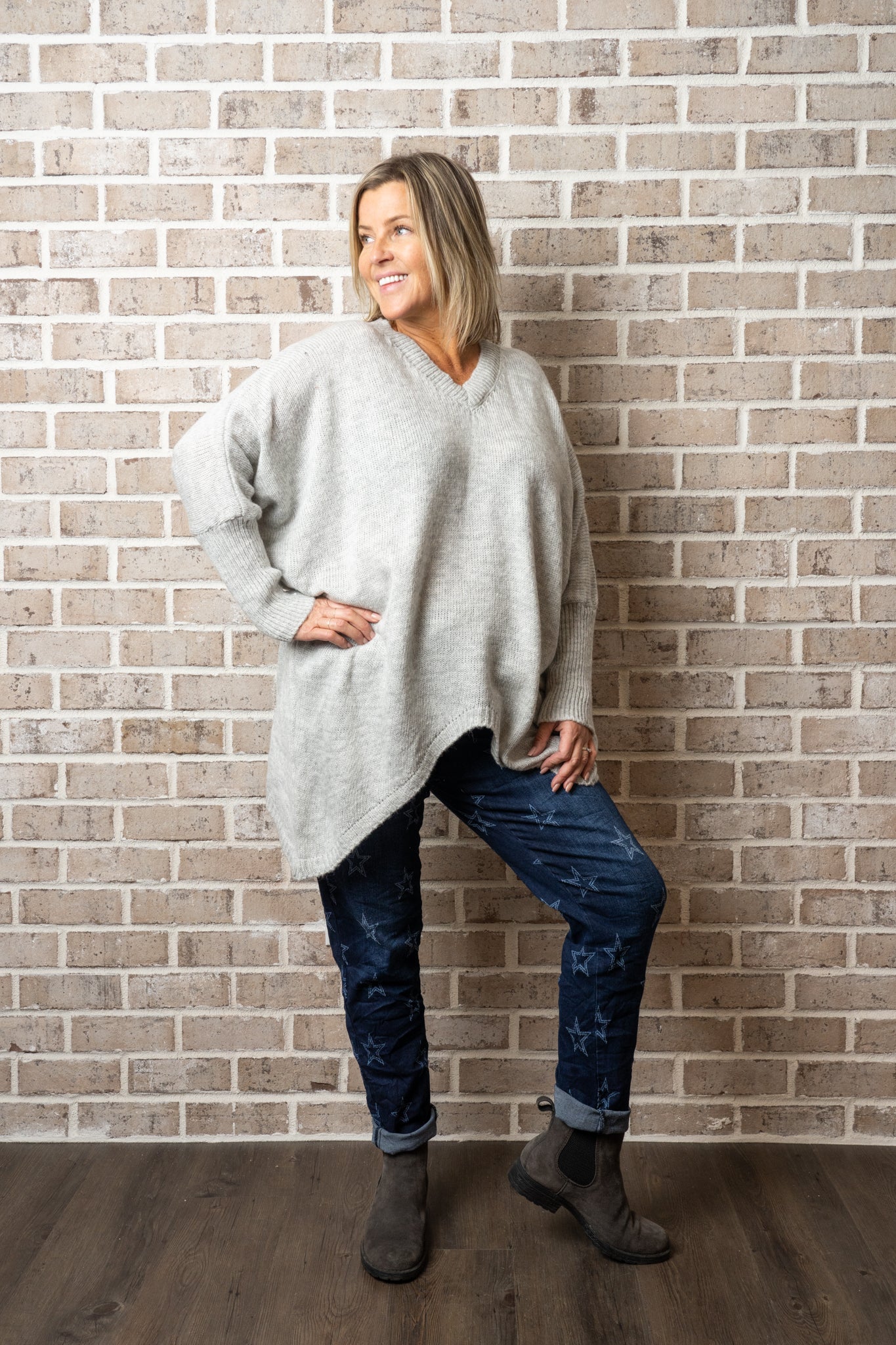 A/M V CUT BTM SWEATER