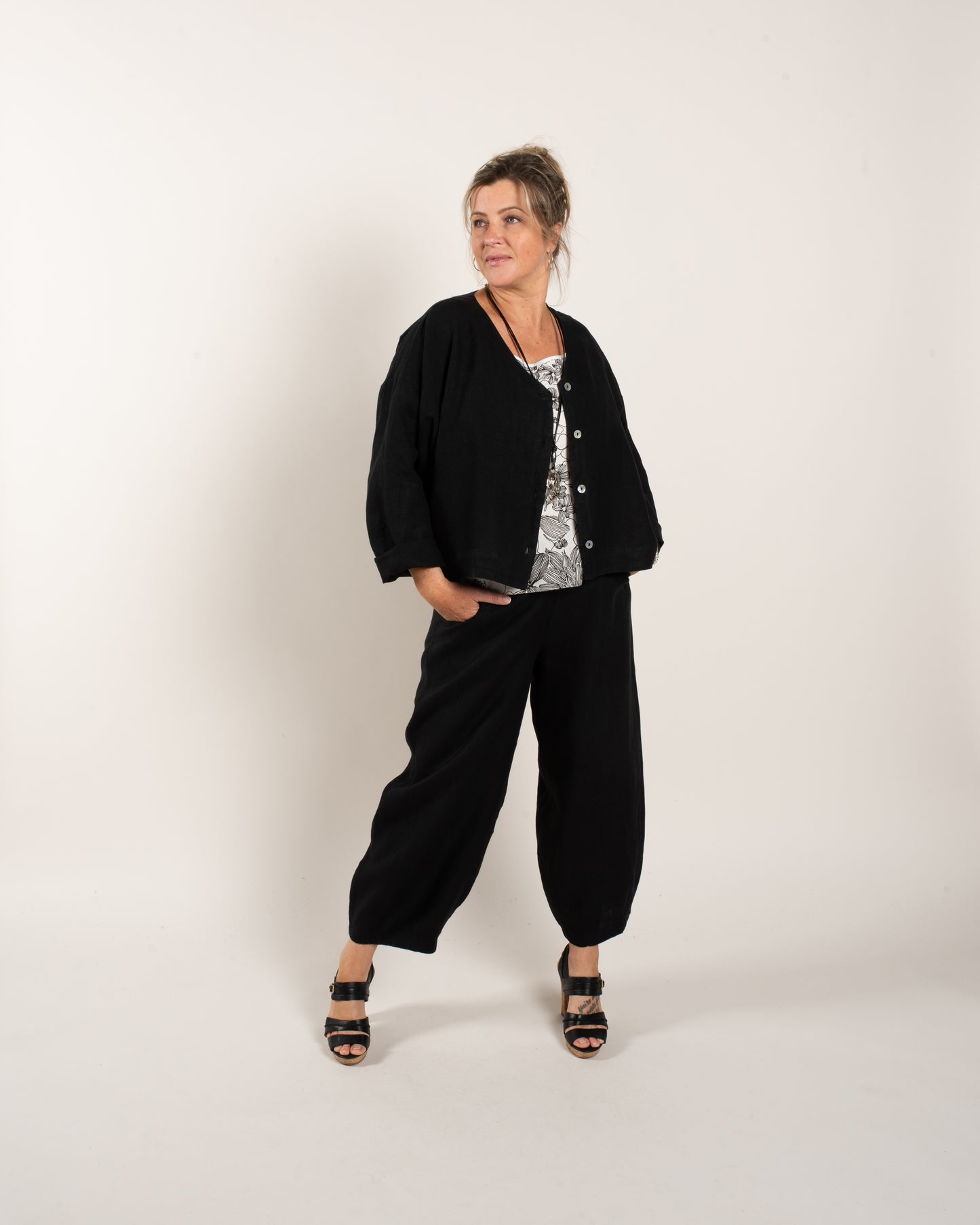BUTTON BACK CARDI